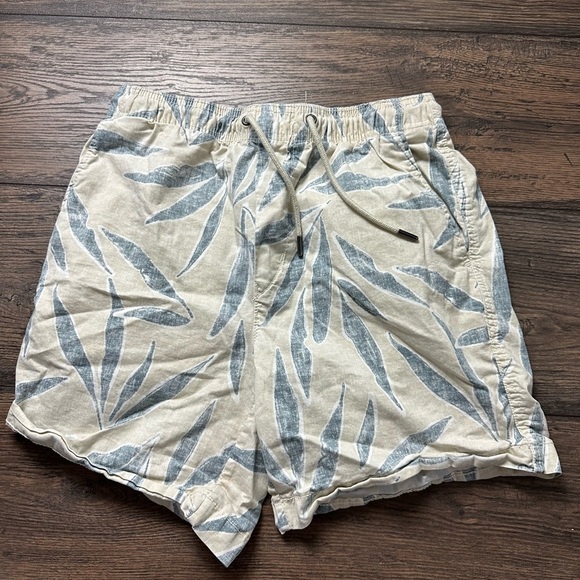 American Eagle Outfitters Gray Leaf Print Shorts - Picture 1 of 5